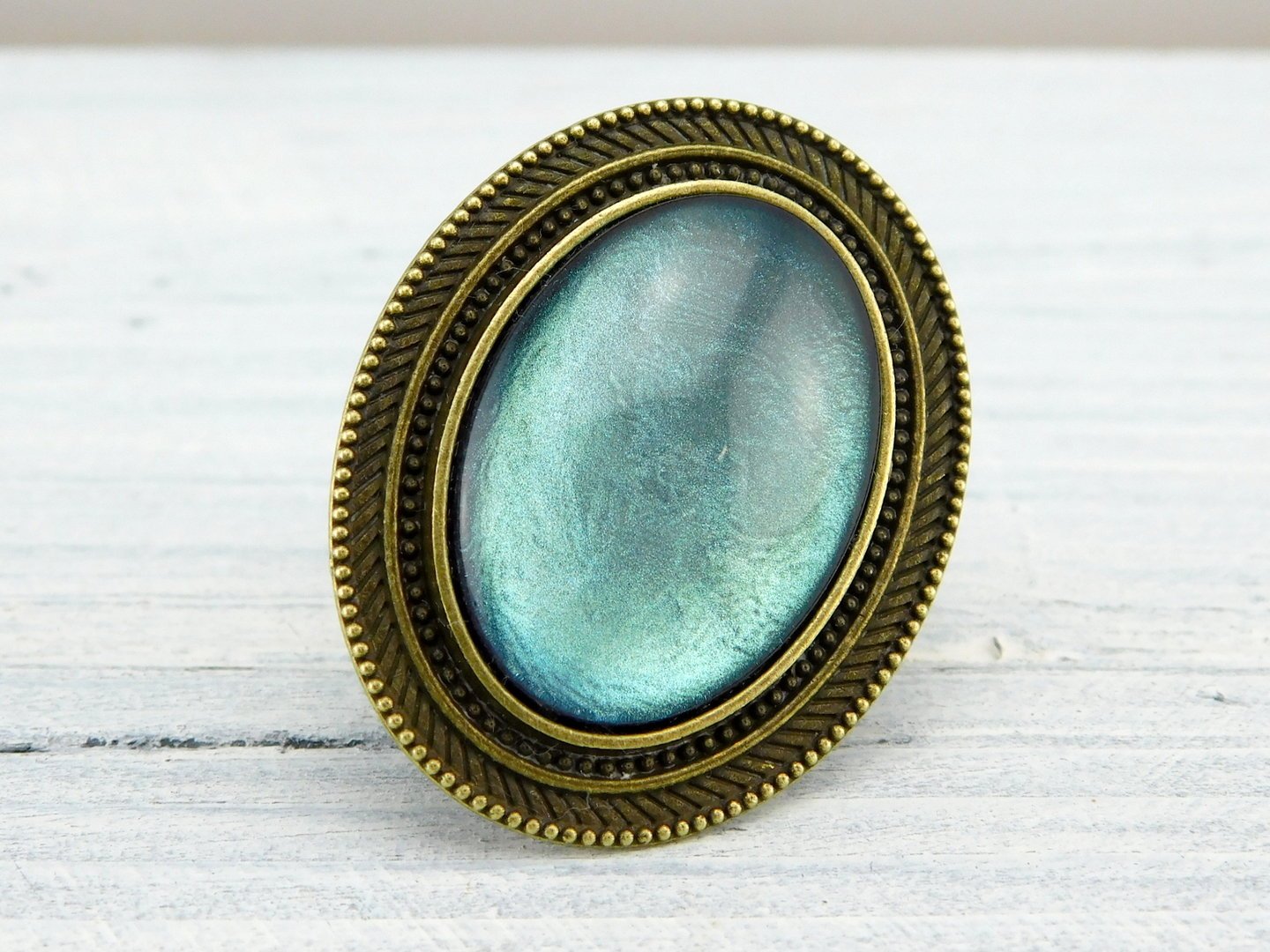 Ovaler Ring mit auffälligem Rahmen und Glasstein - Vintage Schmuckstübchen