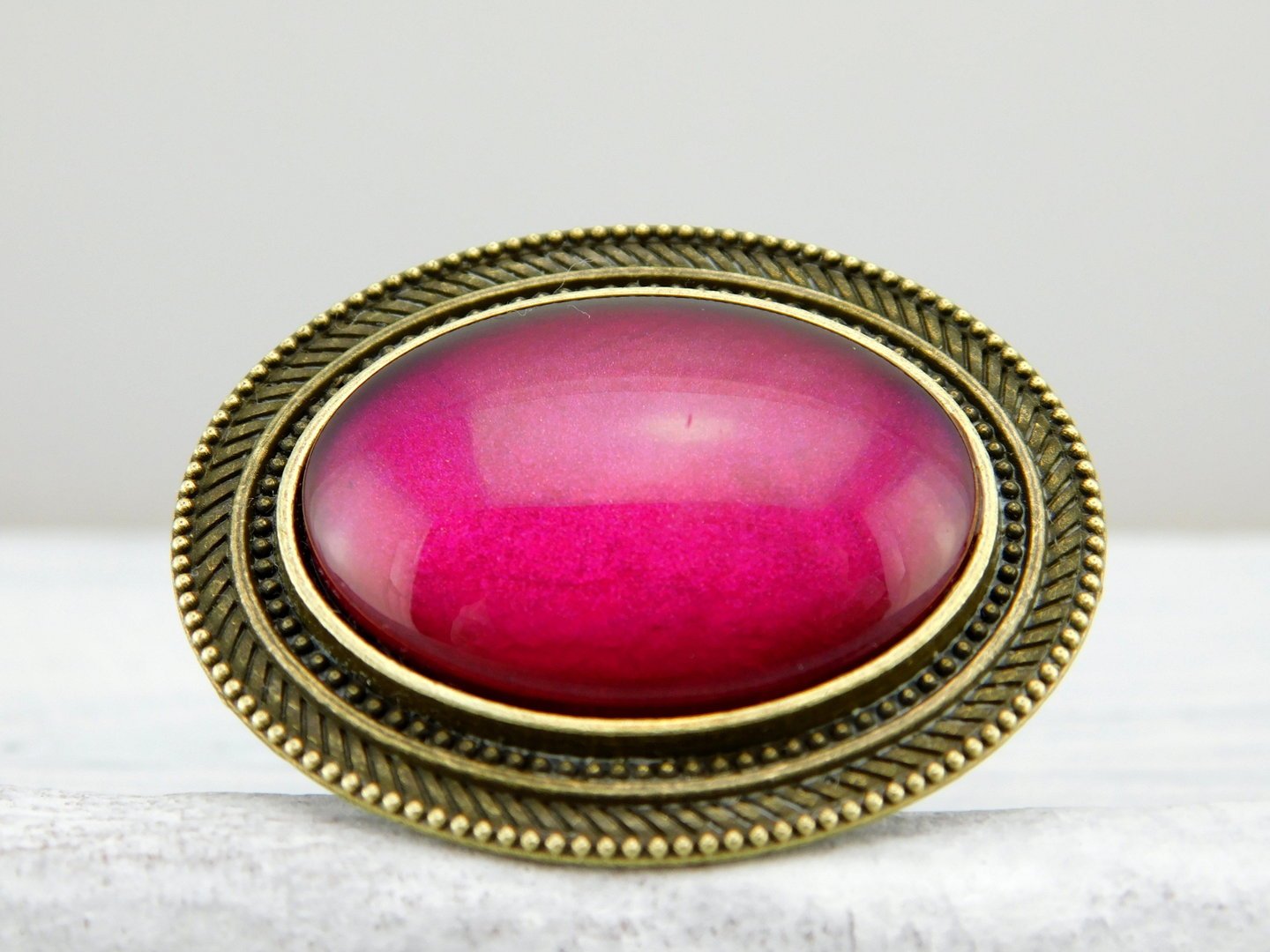 Ovaler Ring mit auffälligem Rahmen und Glasstein - Vintage Schmuckstübchen