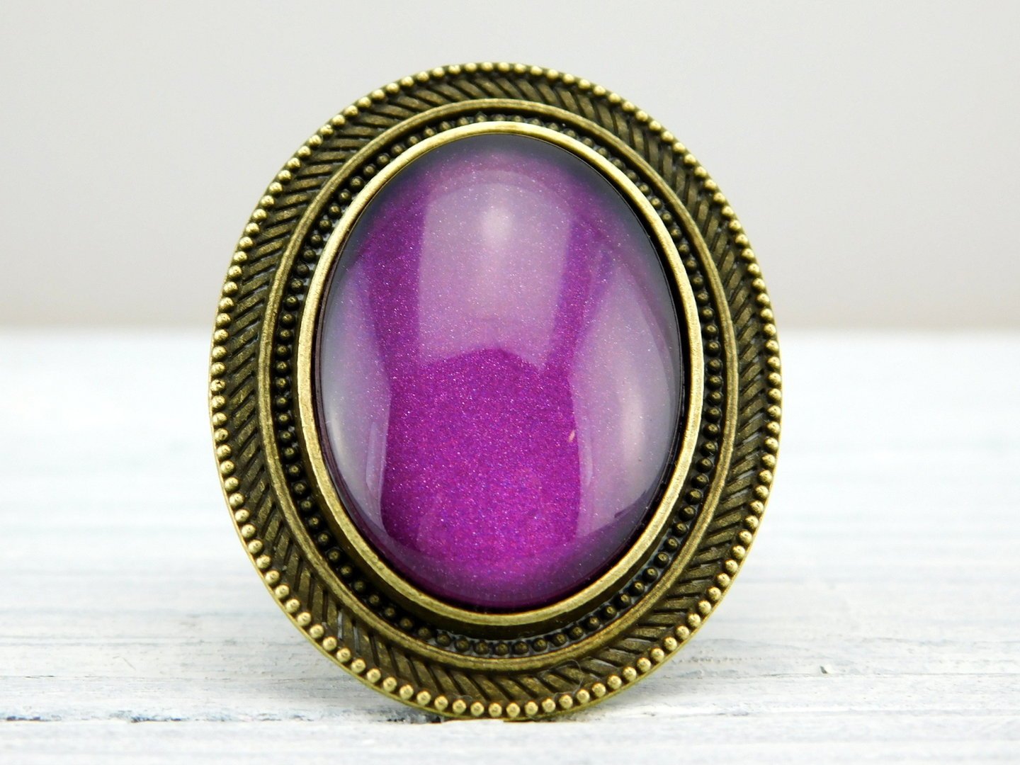 Ovaler Ring mit auffälligem Rahmen und Glasstein - Vintage Schmuckstübchen