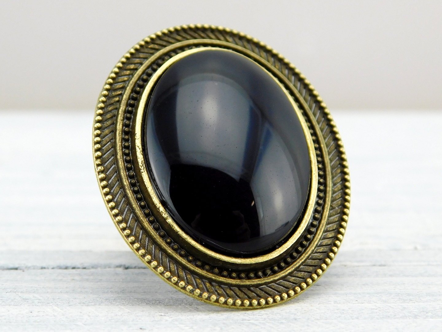 Ovaler Ring mit auffälligem Rahmen und Glasstein - Vintage Schmuckstübchen