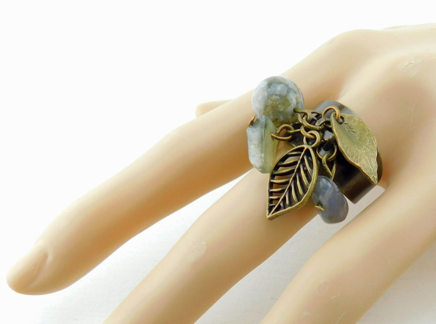 Bronzefarbener Ring mit kleinen Anhängern und Perlen