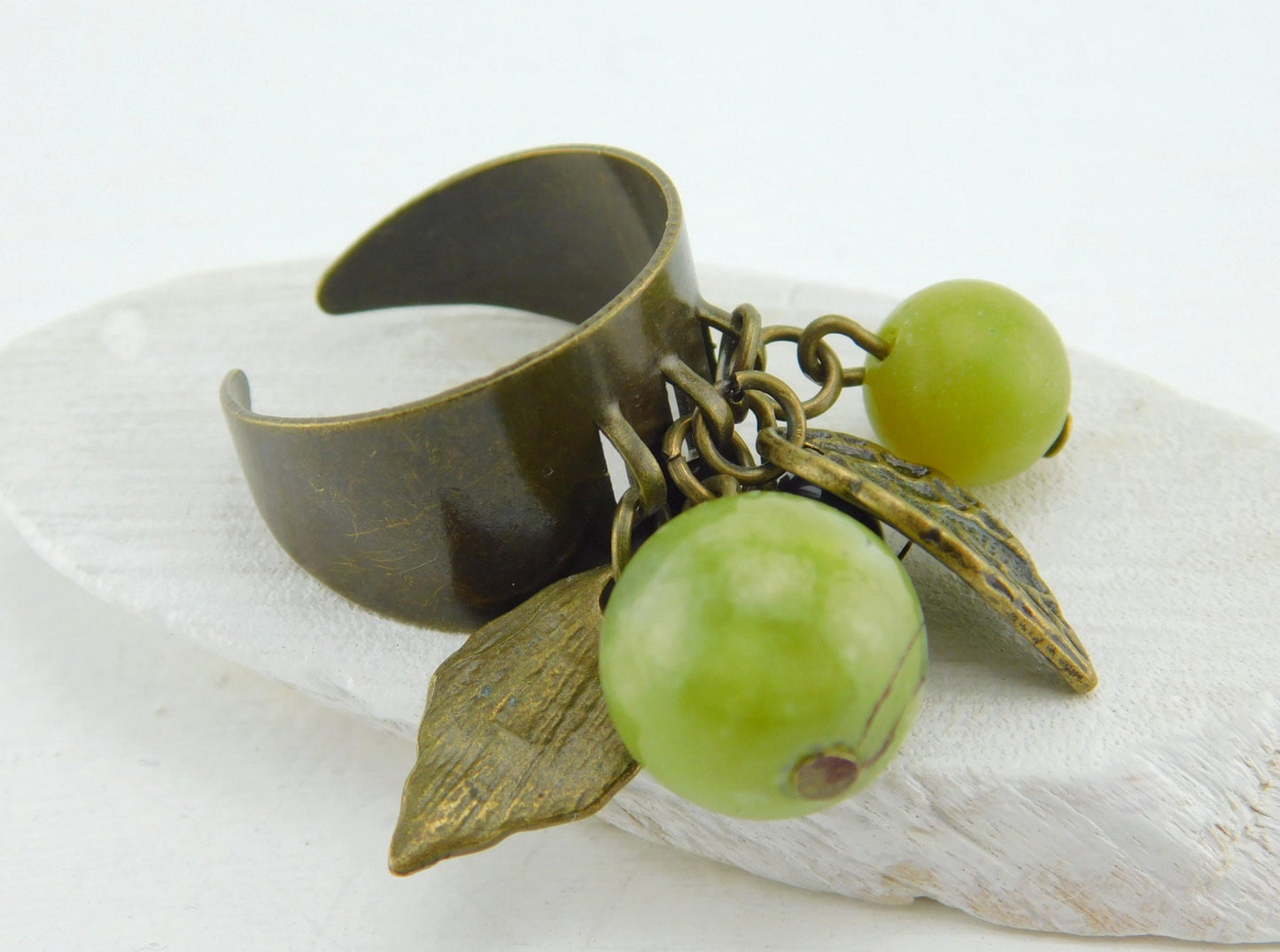 Bronzefarbener Ring mit kleinen Anhängern und Perlen