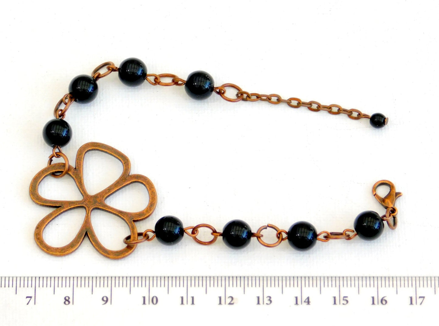 Kupferfarbene Armband mit Blumenmotiv und Jadeperlen