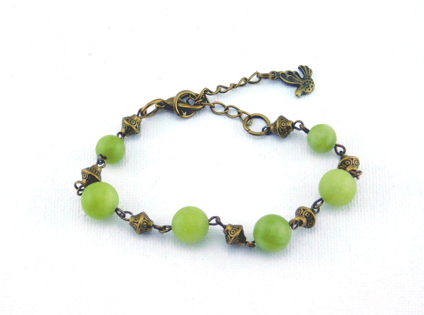 Bronzefarbenes Armband "Helena" für Damen mit grünen Jadeperlen