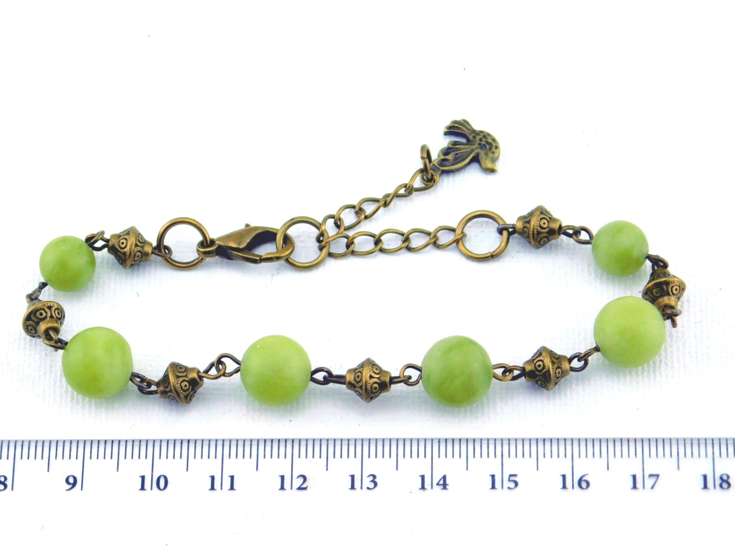 Bronzefarbenes Armband "Helena" für Damen mit grünen Jadeperlen