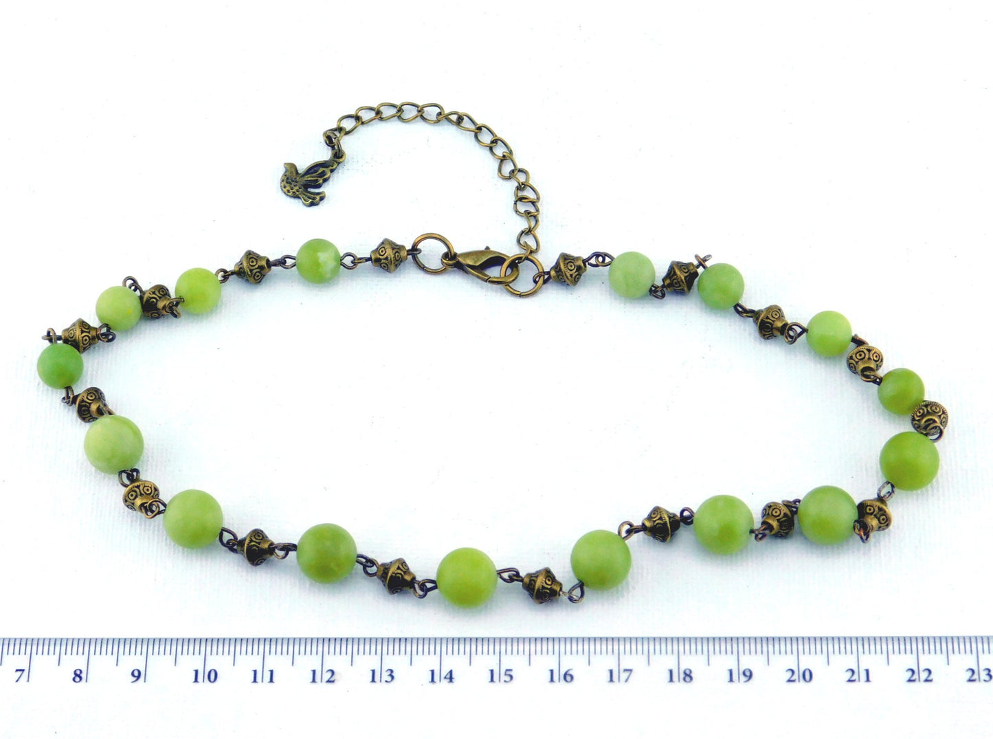 Bronzefarbene Damen Halskette "Helena" mit grünen Jadeperlen
