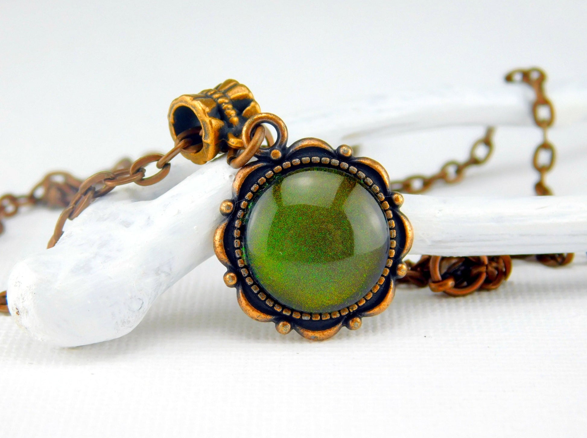 Kurze Halskette Kupfer mit Cabochon in warmen Farbtönen - Farbwechsel Halsketten - Handgefertigte Halsketten für Damen - Grüne Halskette