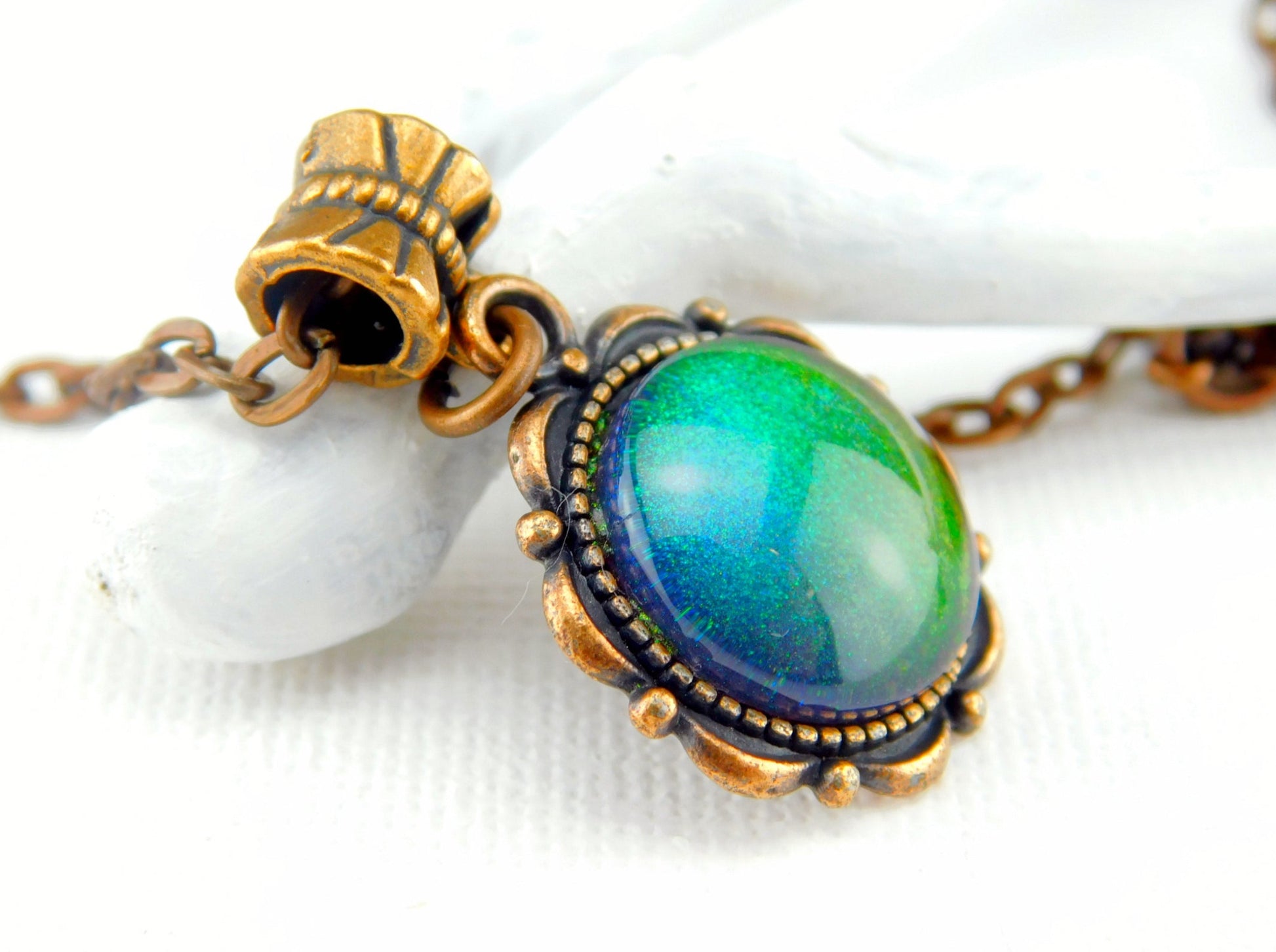 Kurze Halskette Kupfer mit Cabochon in warmen Farbtönen - Farbwechsel Halsketten - Handgefertigte Halsketten für Damen - Halskette in Grün mit Farbwechsel - Magisch