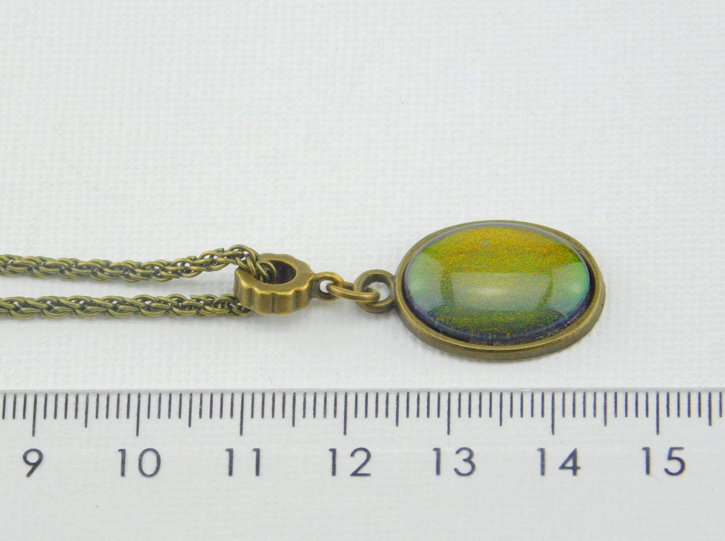 Kurze Kette mit einem ovalen Glas-Cabochon