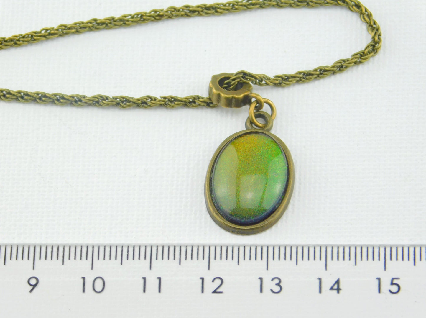 Kurze Kette mit einem ovalen Glas-Cabochon