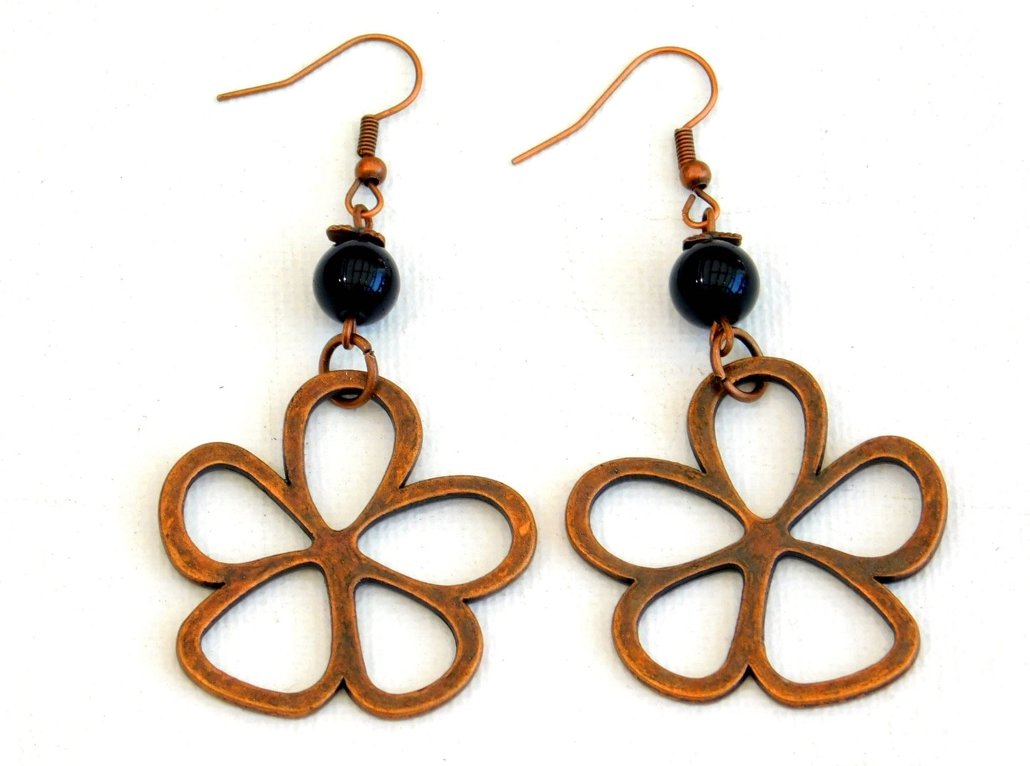 Kupferfarbene Ohrringe mit Blumenmotiv