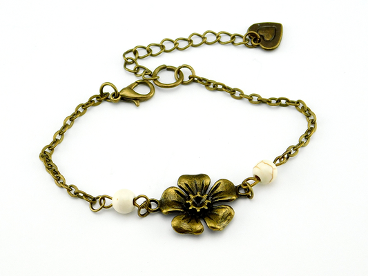 Boho Armband mit Blumenmotiv und weißen Perlen 