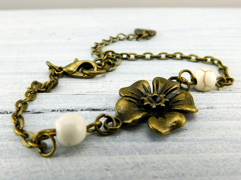 Boho Armband mit Blumenmotiv und weißen Perlen 