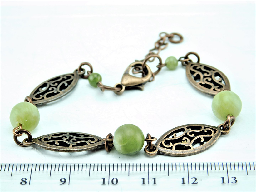 Armband mit grünen Jadeperlen 