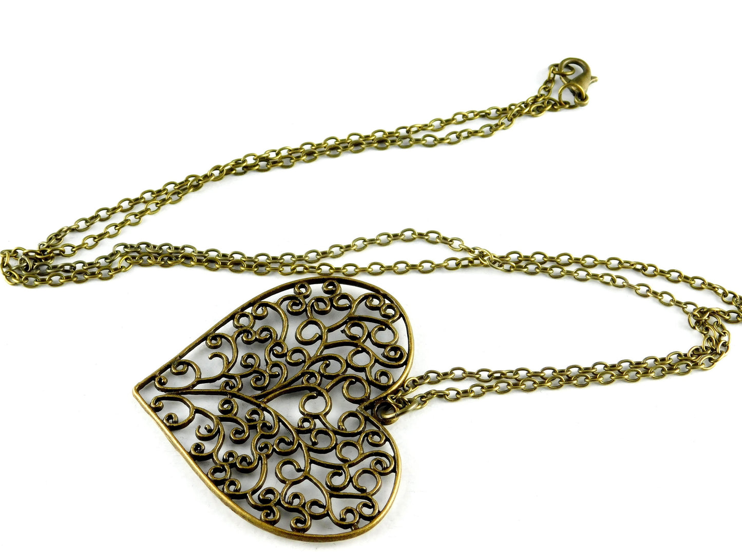 Eine lange Halskette mit einem filigranen Herzanhänger - Vintage Schmuckstübchen