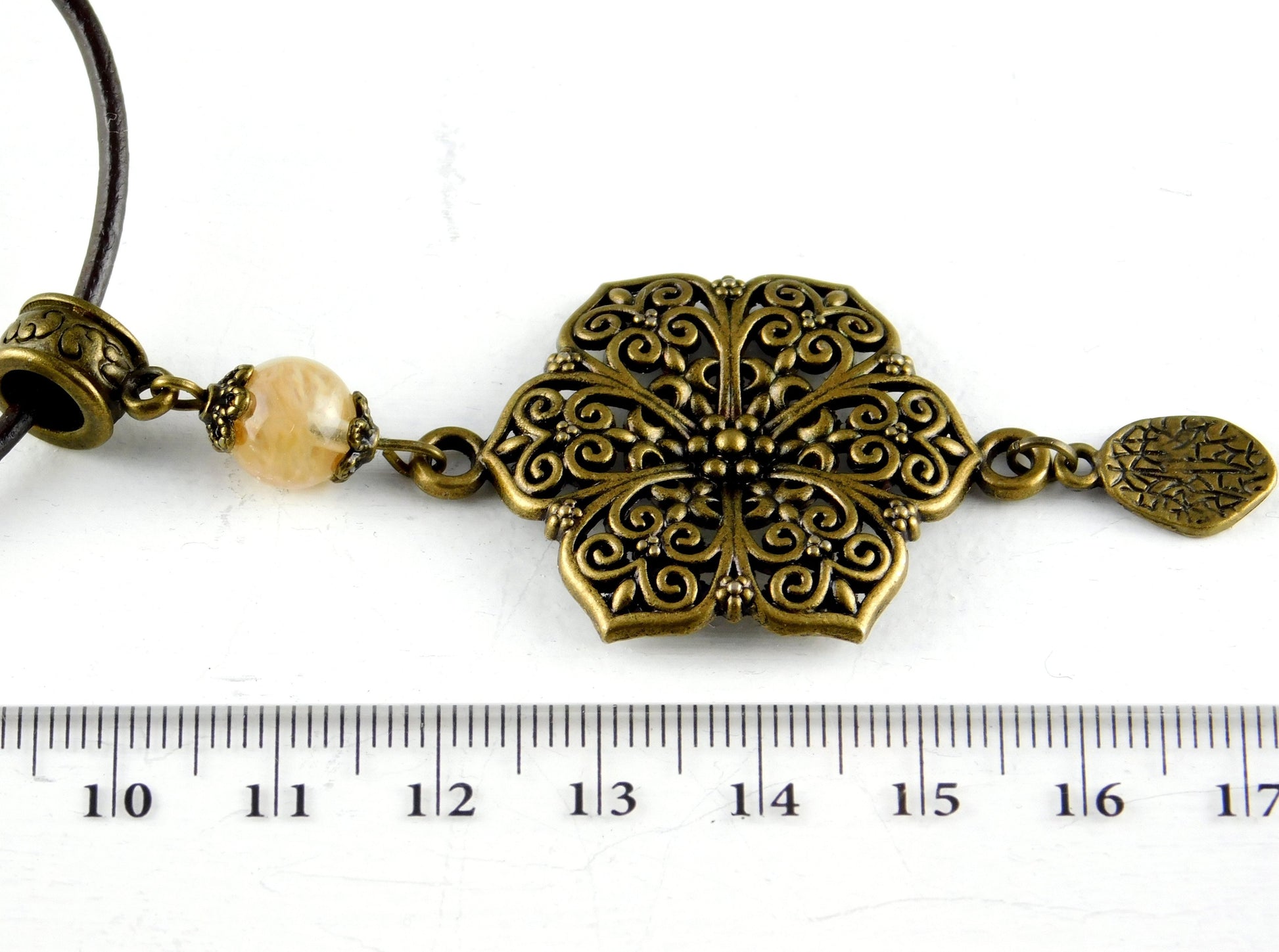 Eine wunderschöne Halskette mit einem bronzefarbenen Blumenanhänger und eine Glasperle - Vintage Schmuckstübchen