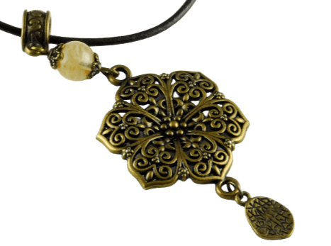 Eine wunderschöne Halskette mit einem bronzefarbenen Blumenanhänger und eine Glasperle - Vintage Schmuckstübchen