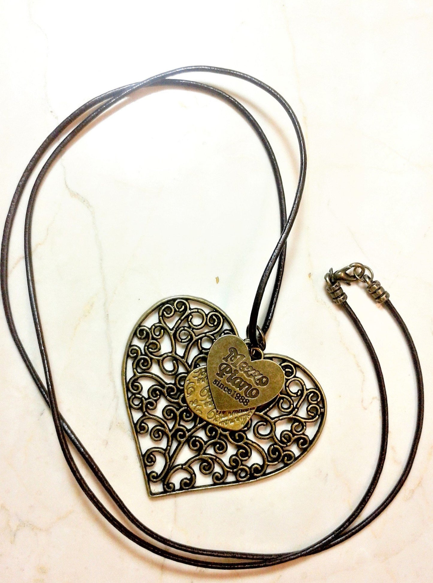 Eine lange Halskette mit einem großen bronzefarbenen Herzanhänger und 2 kleinen Herzchen - Vintage Schmuckstübchen