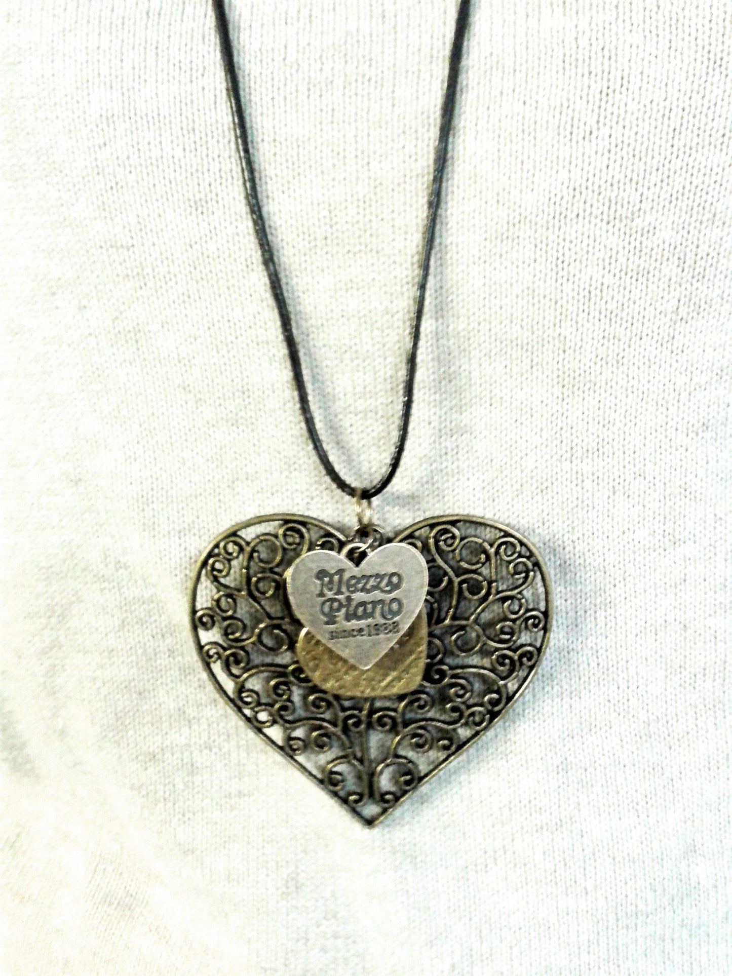 Eine lange Halskette mit einem großen bronzefarbenen Herzanhänger und 2 kleinen Herzchen - Vintage Schmuckstübchen