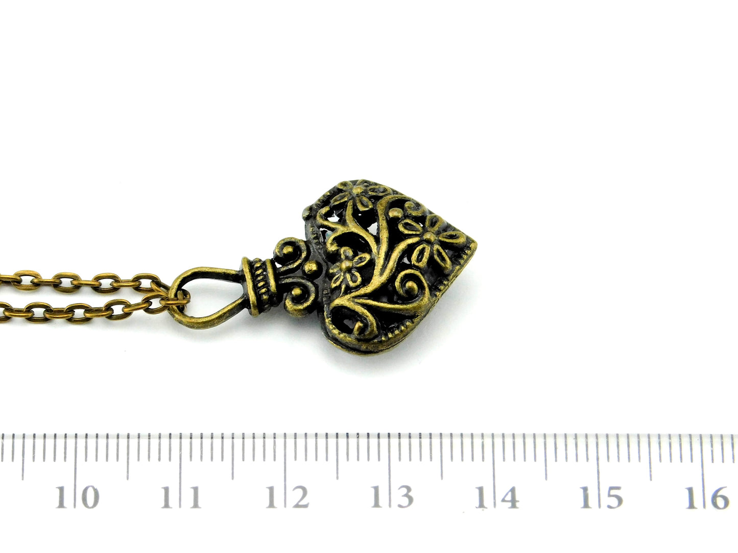 Eine Halskette mit einem kleinen Herzanhänger - Vintage Schmuckstübchen