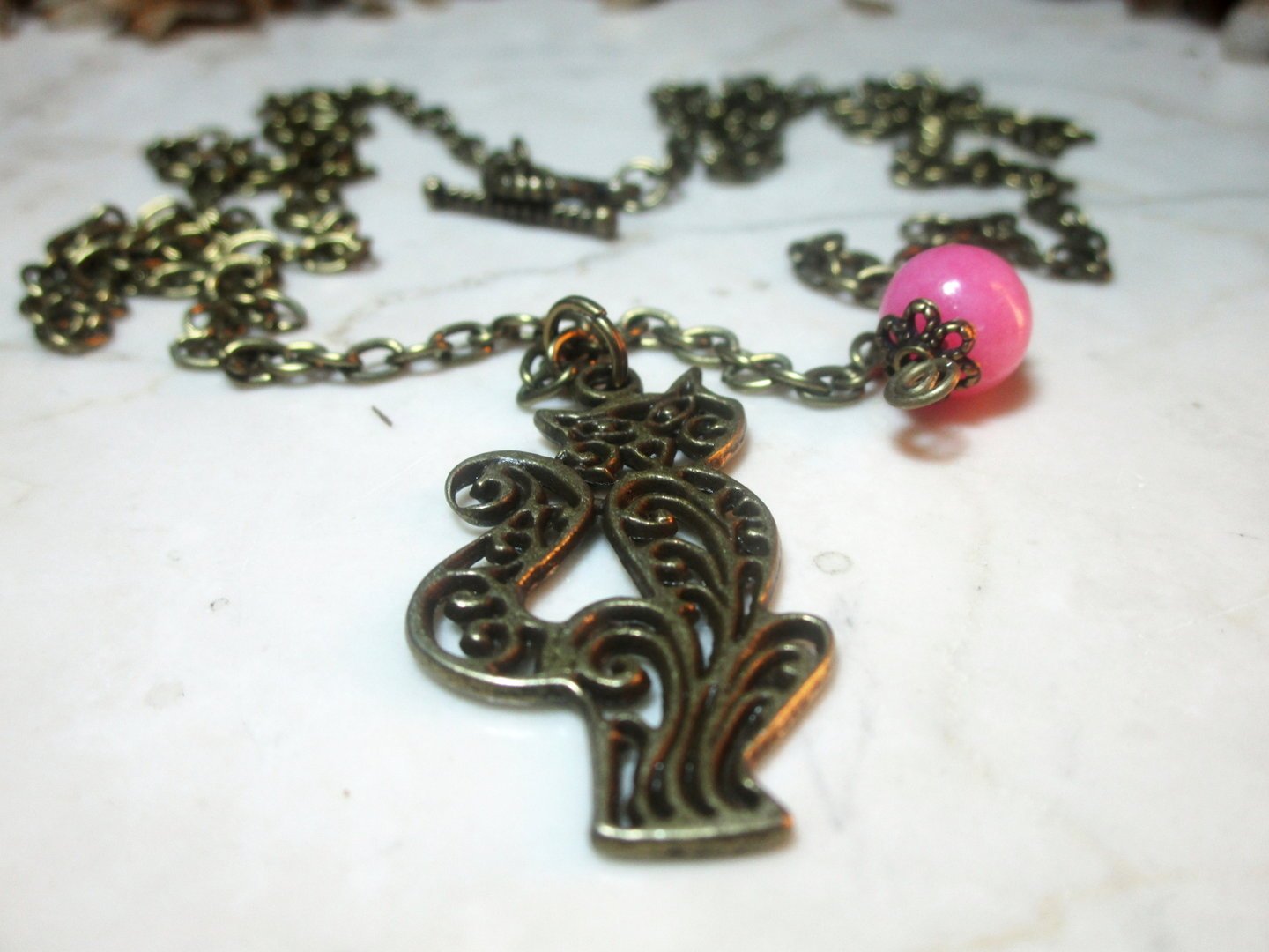 Kette mit stilisiertem Katzenanhänger und Morganitperle 