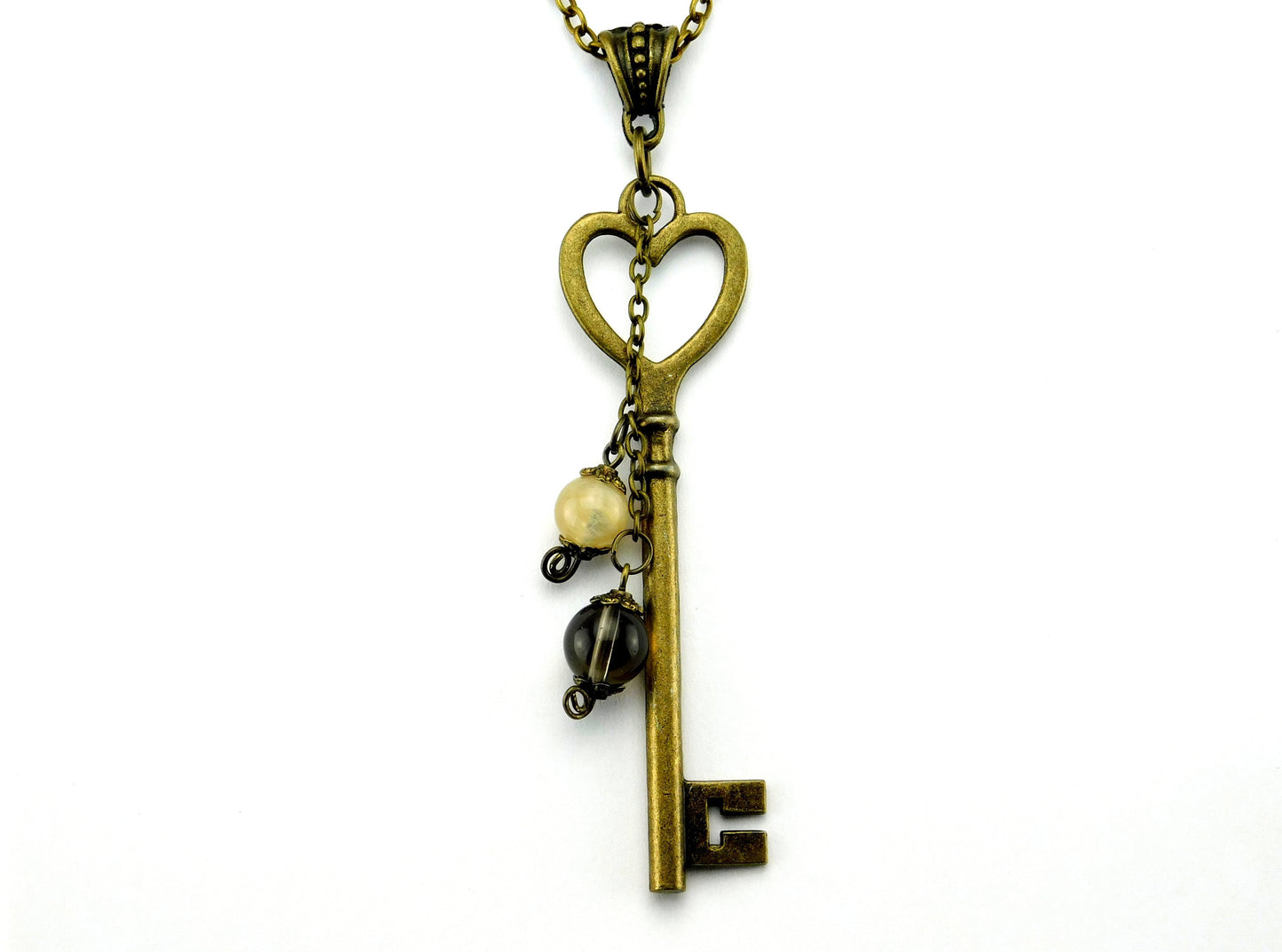 Eine bronzefarbene Halskette mit einem Schlüssel als Anhänger und 2 Glasperlen - Vintage Schmuckstübchen