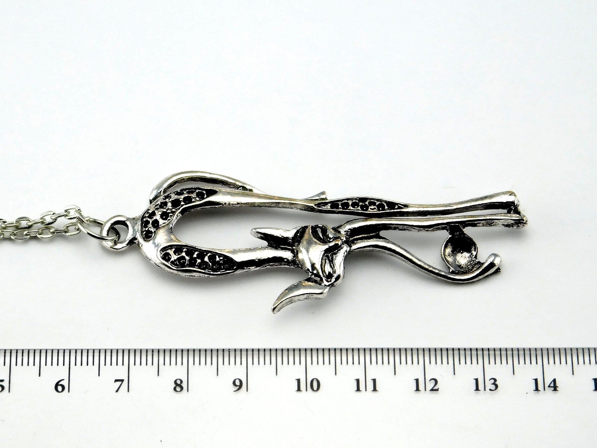 Eine lange Halskette mit einem Katzenanhänger in silberner Farbe - Vintage Schmuckstübchen