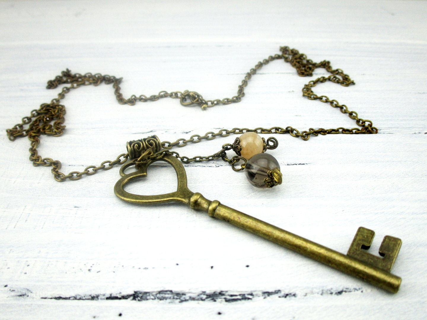 Lange Halskette mit Schlüssel und Perlen 