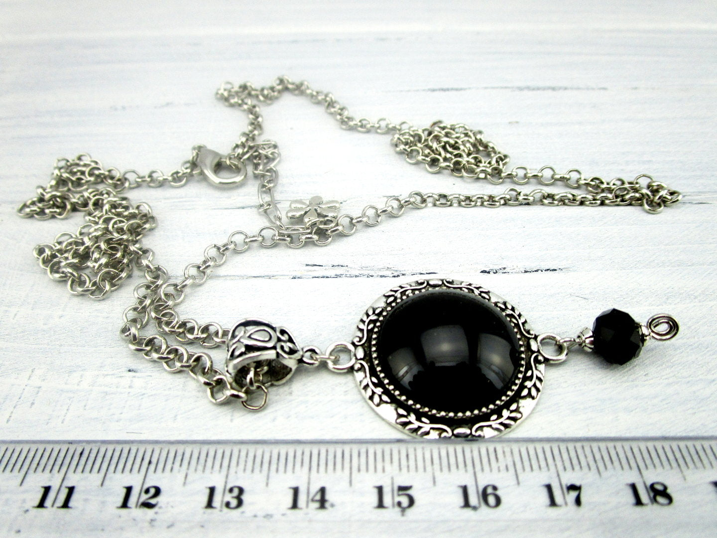 Lange Halskette mit Glasstein in Schwarz 
