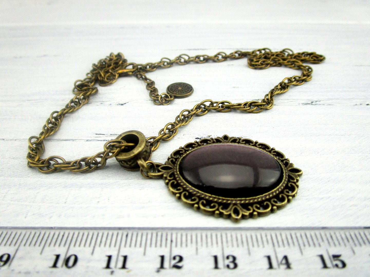Kurze Halskette mit ovalem Anhänger in Lila - Vintage Schmuckstübchen