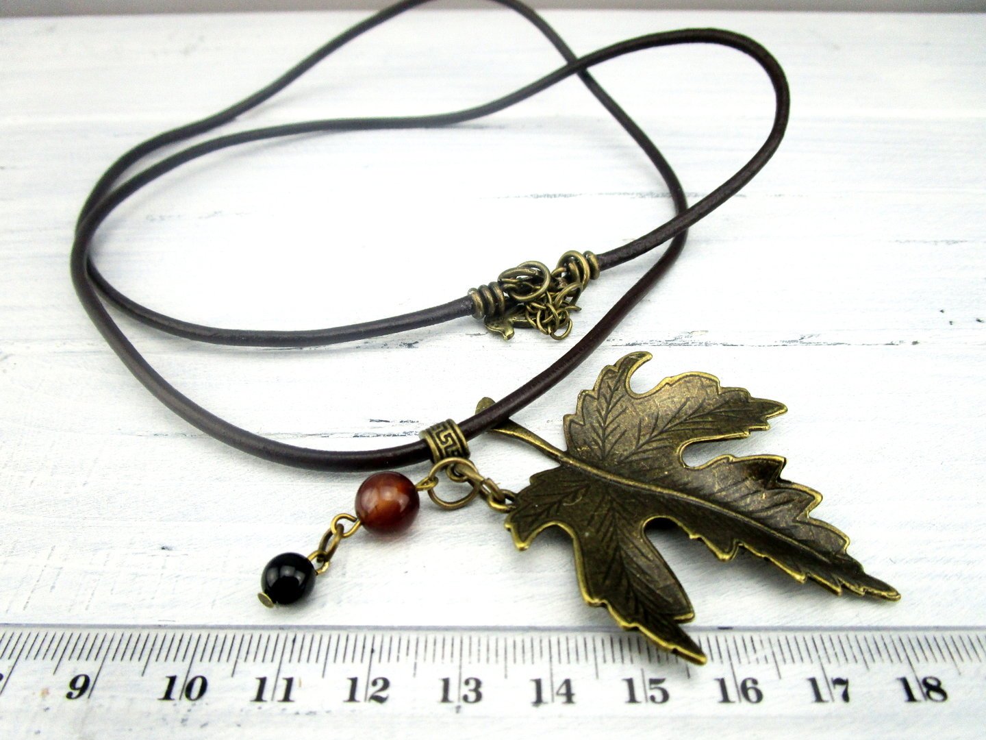 Halskette mit Blattanhänger und Carneol 