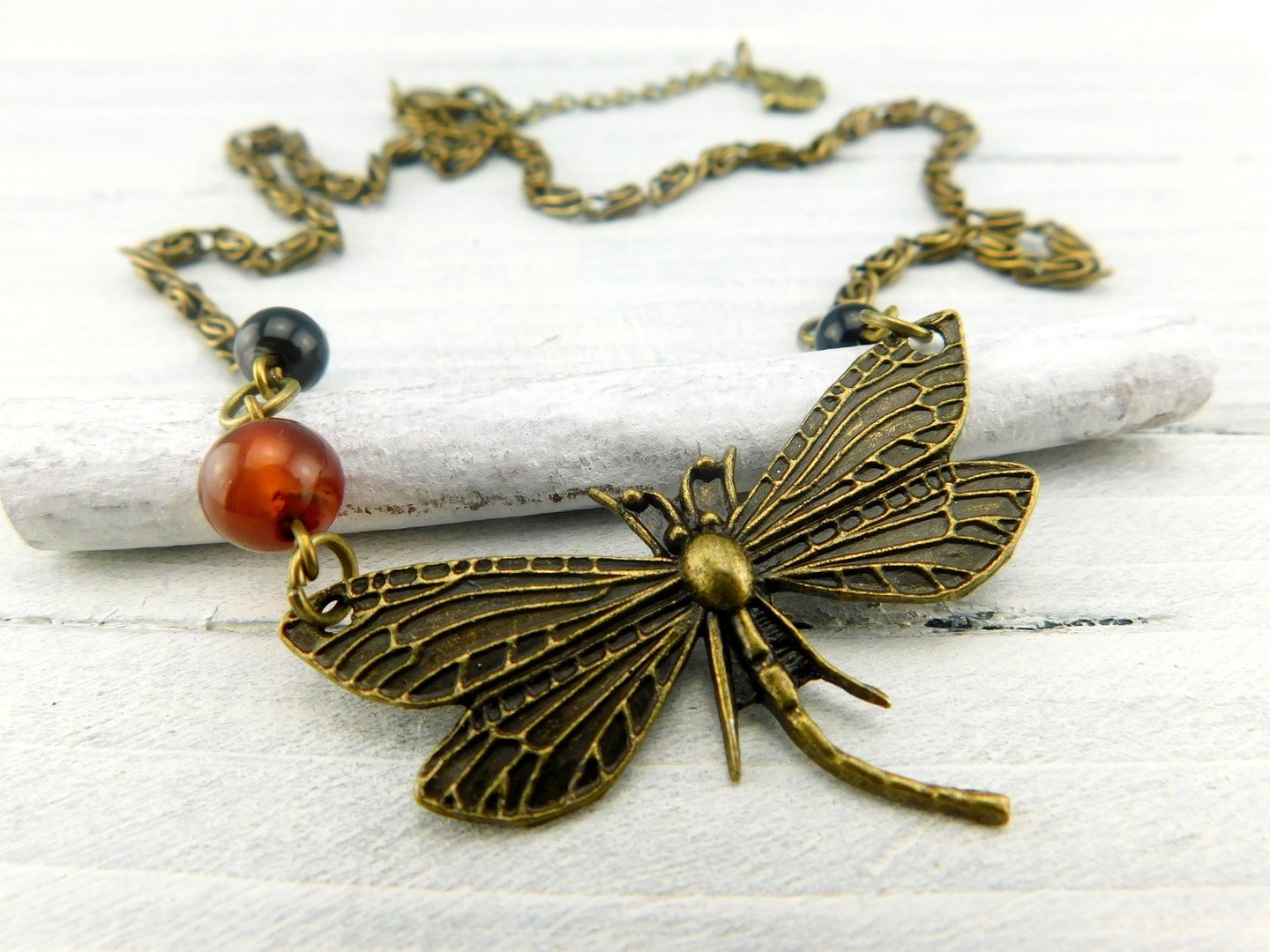 Kurze Halskette "Libelle" mit Carneolperlen 
