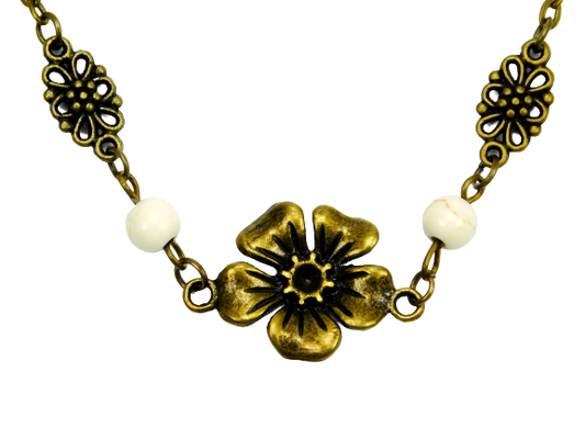 Kurze Halskette mit Blume und weißen Perlen 