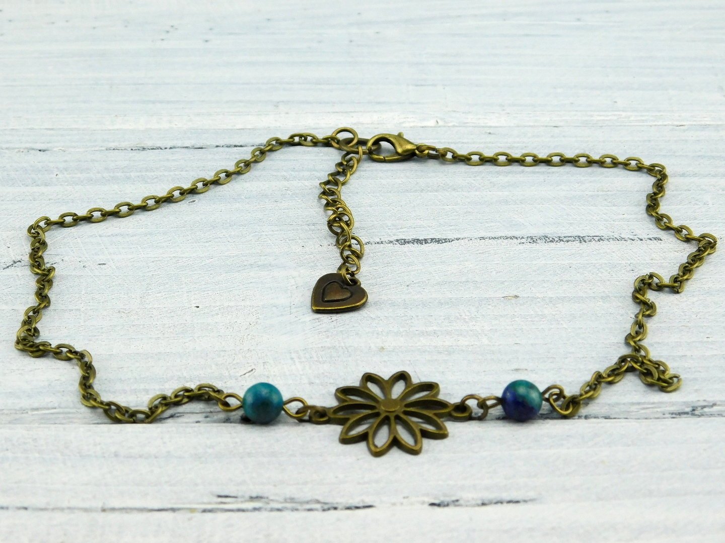 Kurze Halskette mit Sonnenblume und blauen Steinen 