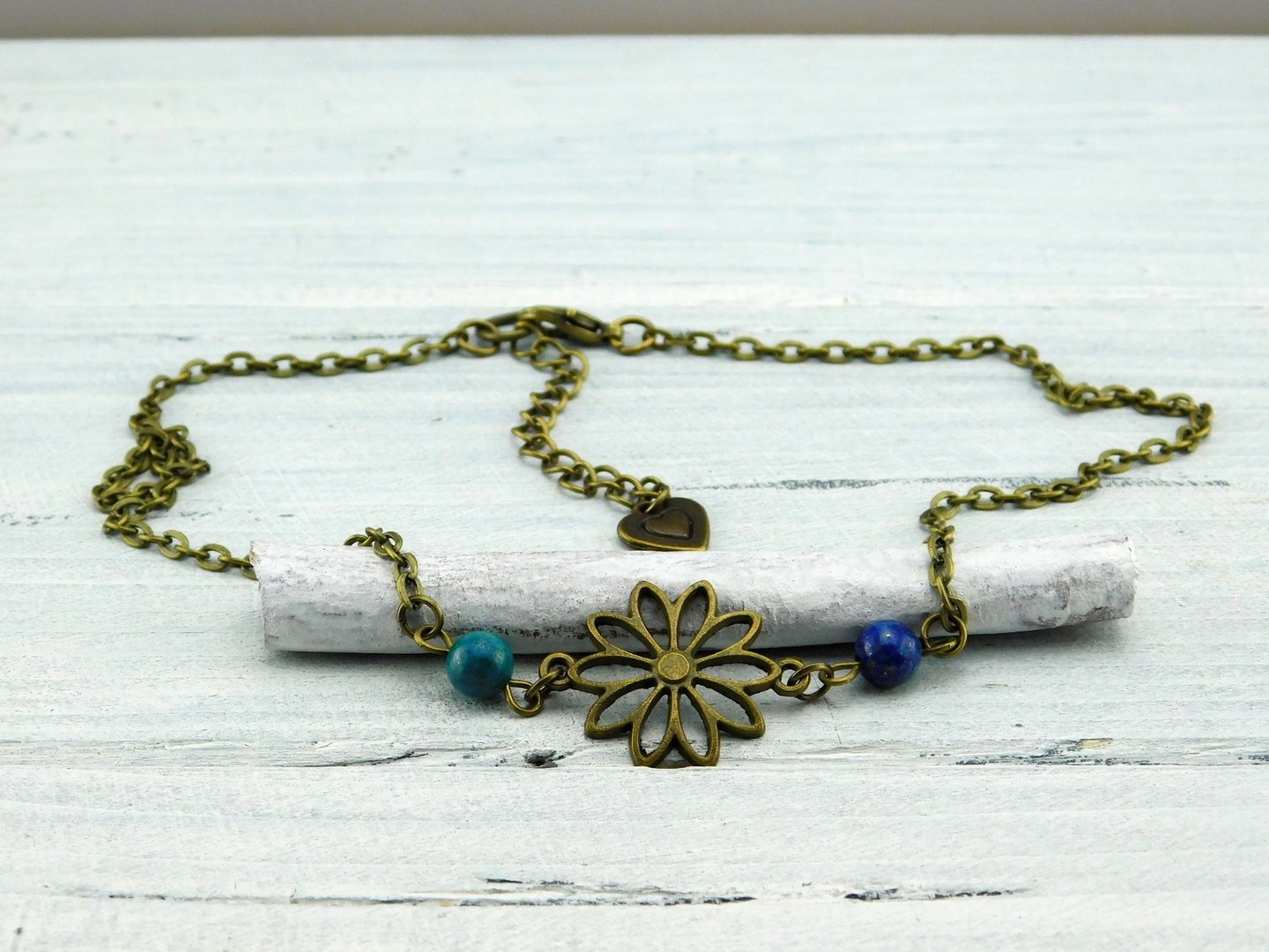 Kurze Halskette mit Sonnenblume und blauen Steinen 