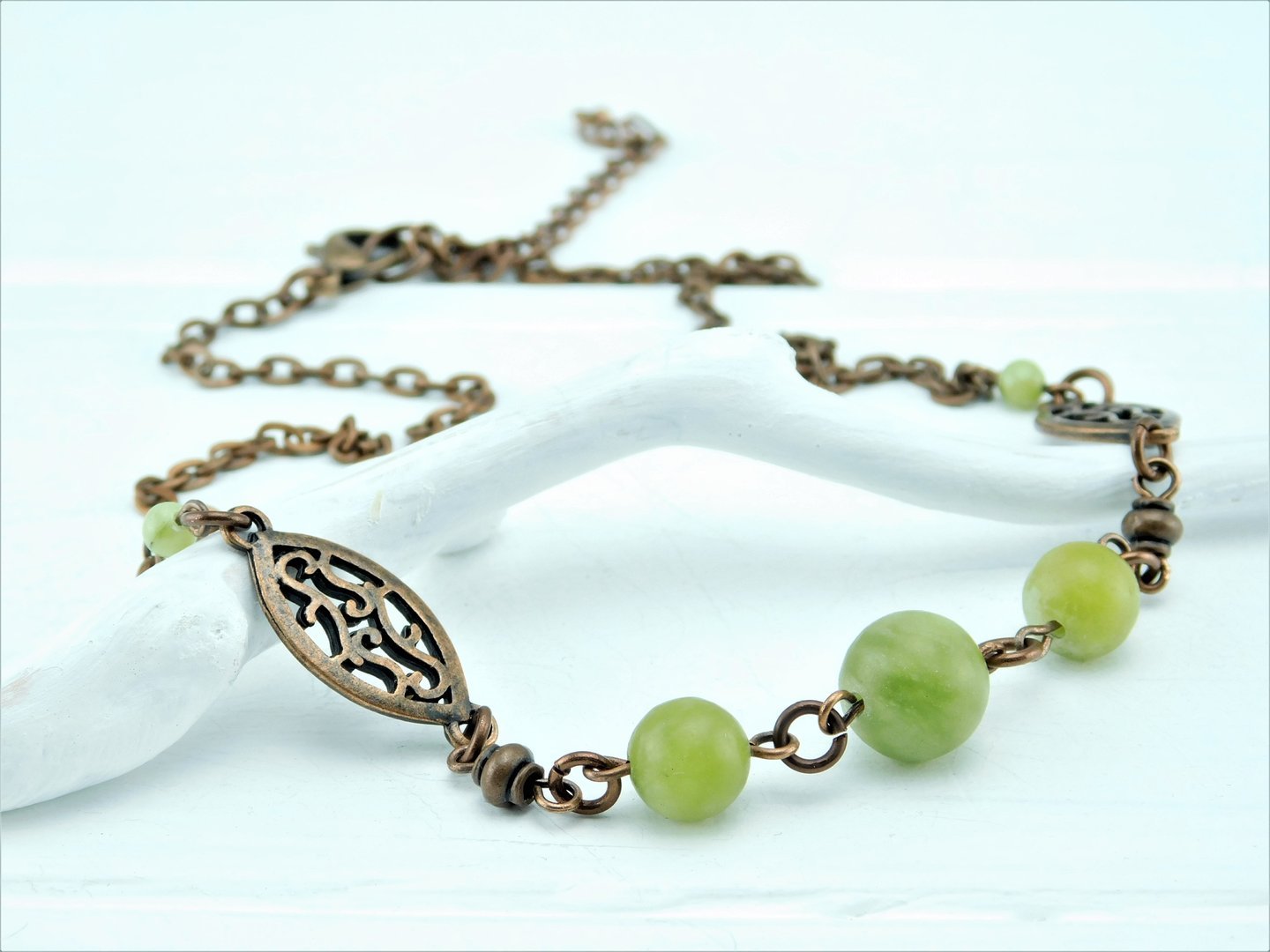 Romantische Kupferfarbene Halskette mit grünen Schmucksteinen 