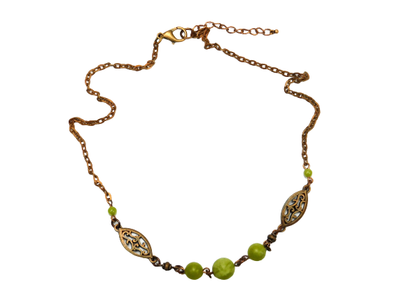 Romantische Kupferfarbene Halskette mit grünen Schmucksteinen 