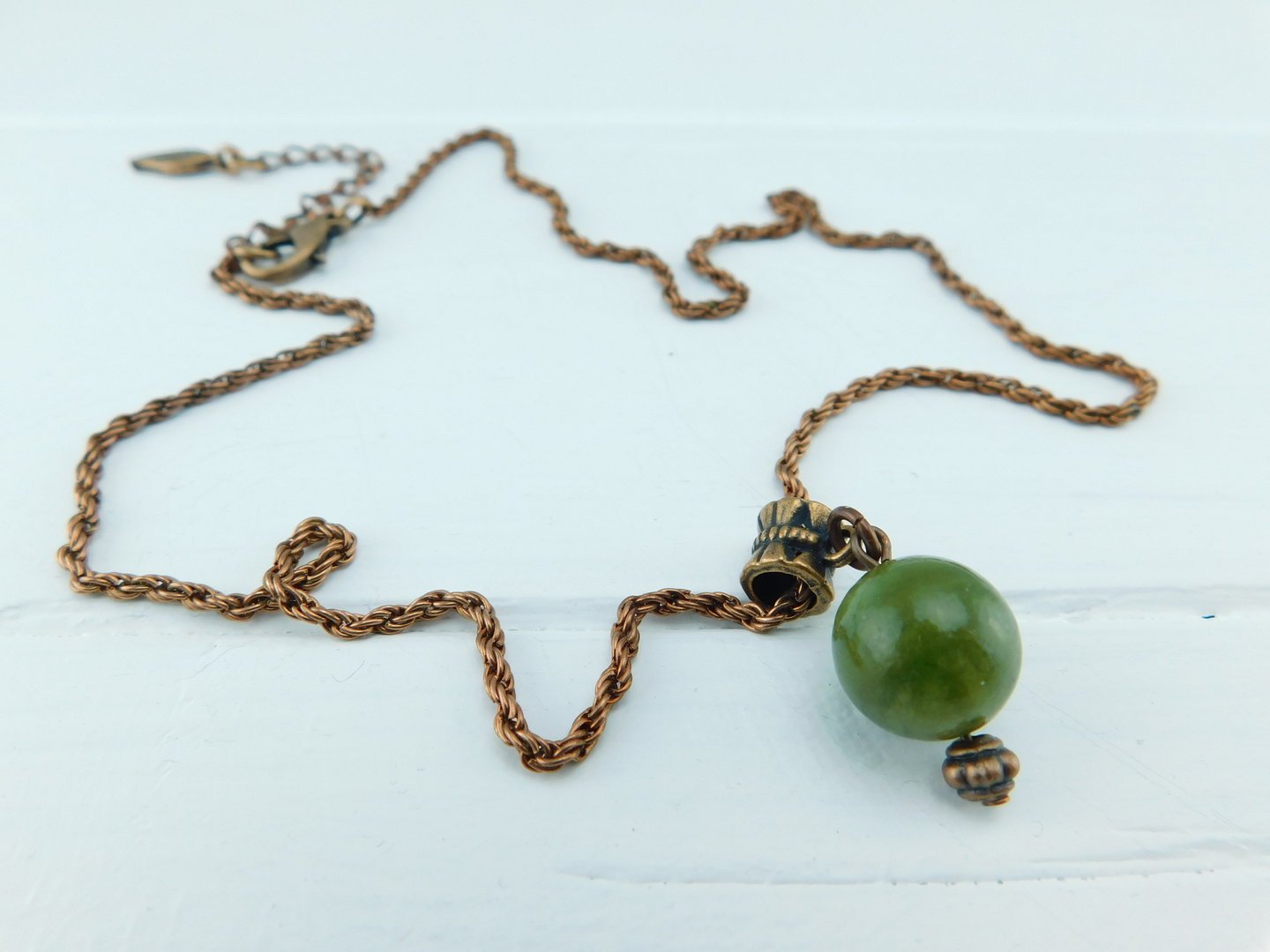 Kupferfarbene Halskette mit grüner Jadeperle 