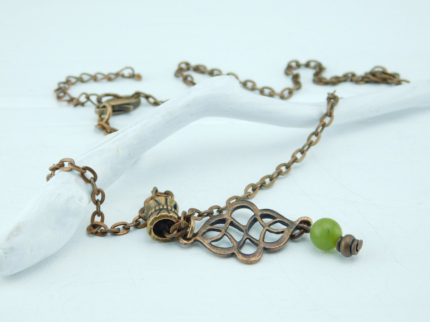 Kupferfarbene Halskette mit grüner Perle 