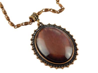 Kupferfarbene Halskette mit einem großen Cabochon