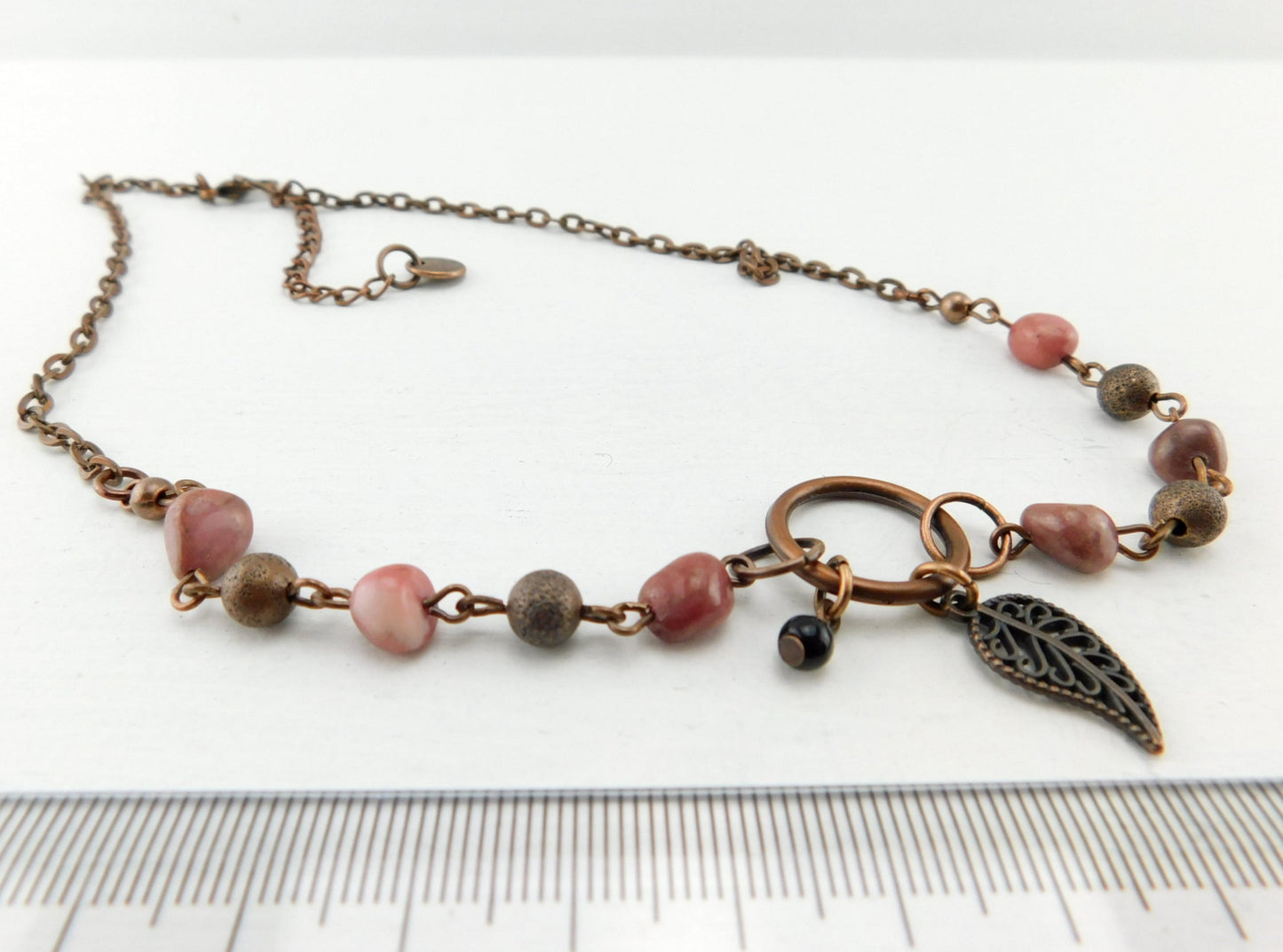 Kupferfarbene kurze Damenhalskette mit Rhodonit-Perle und Blattanhänger