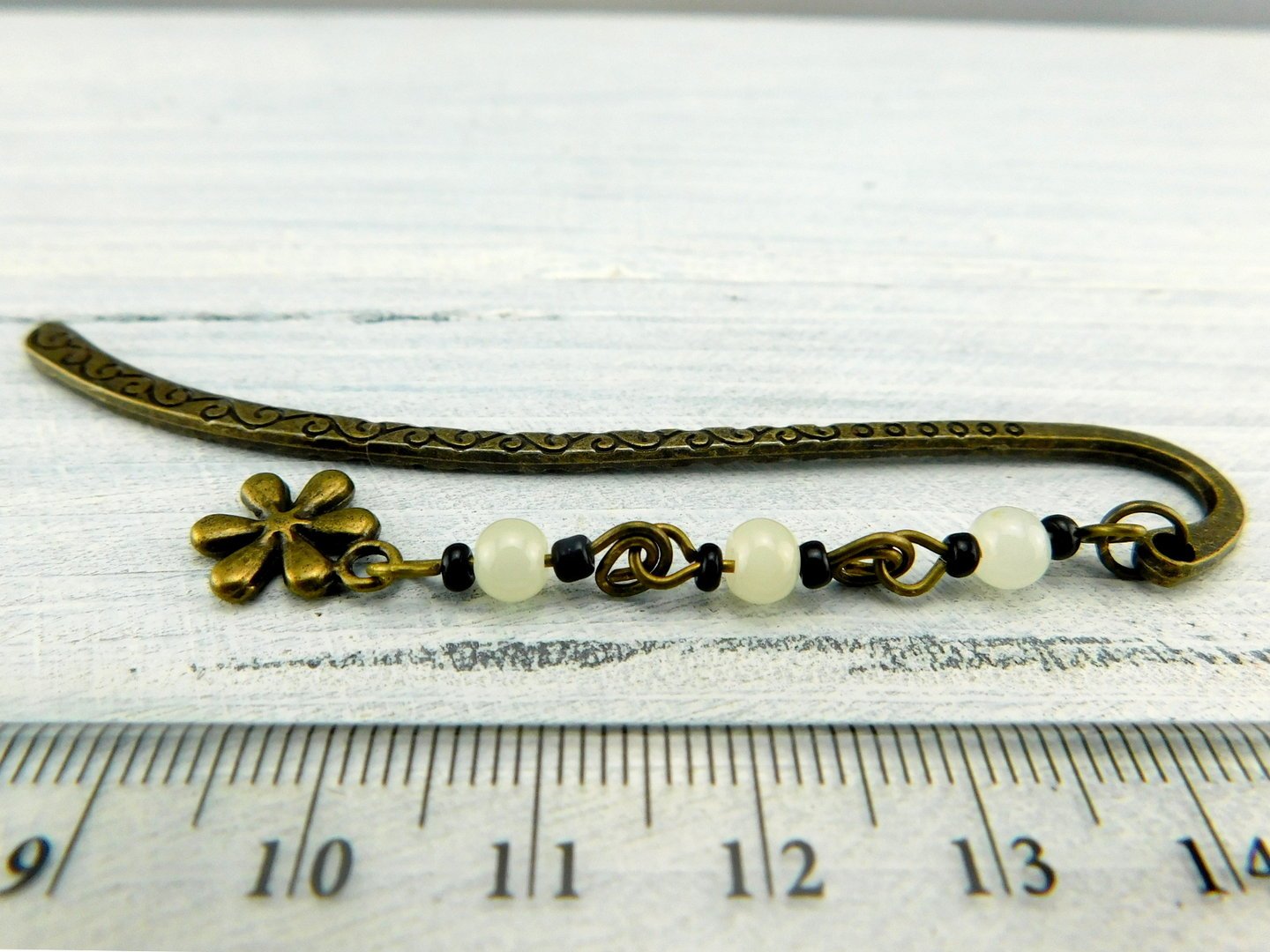 Kleines Bronzefarbenes Lesezeichen mit weißen Perlen - Vintage Schmuckstübchen