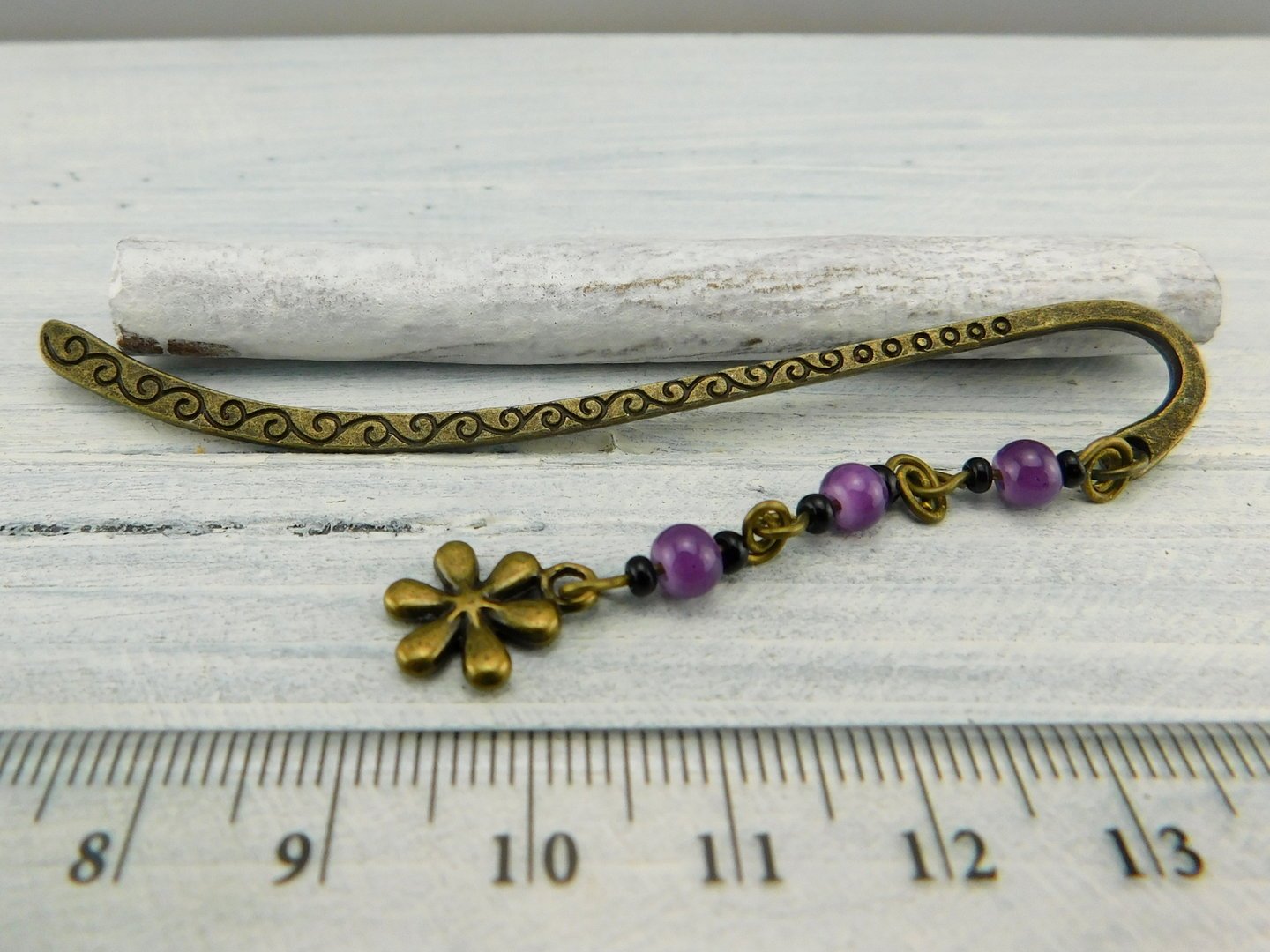 Kleines bronzefarbenes Lesezeichen mit lila Perlen - Vintage Schmuckstübchen
