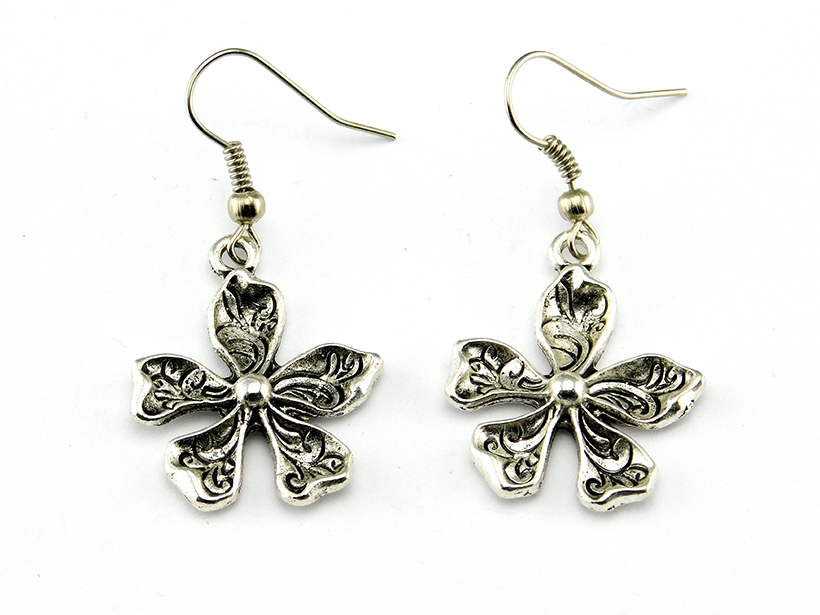 Ohrringe mit Blume in Silber 