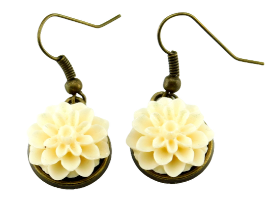 Ohrringe mit cremefarbener Chrysanthemenblüte