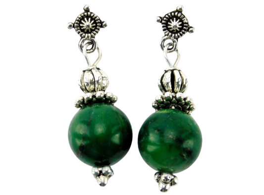 Ohrstecker im Vintage-Stil mit grüner Perle