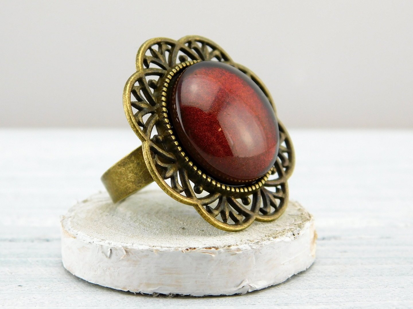 Runder Ring mit bronzefarbener Metallbordüre - Vintage Schmuckstübchen