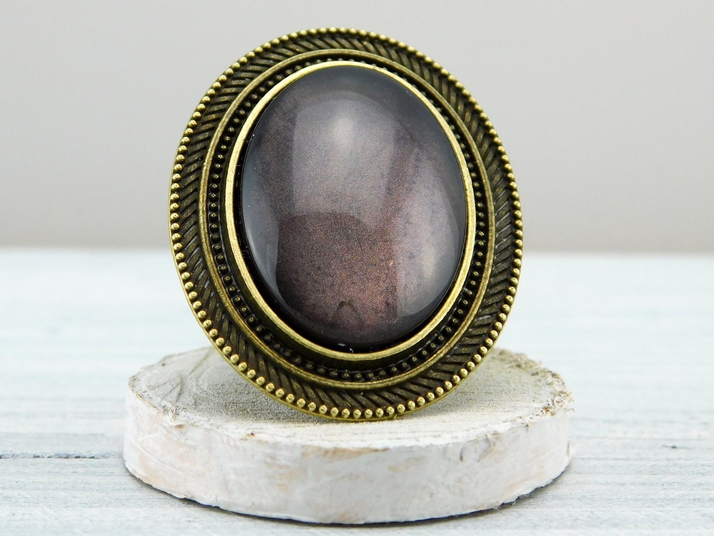 Ovaler Ring mit auffälligem Rahmen und Glasstein - Vintage Schmuckstübchen