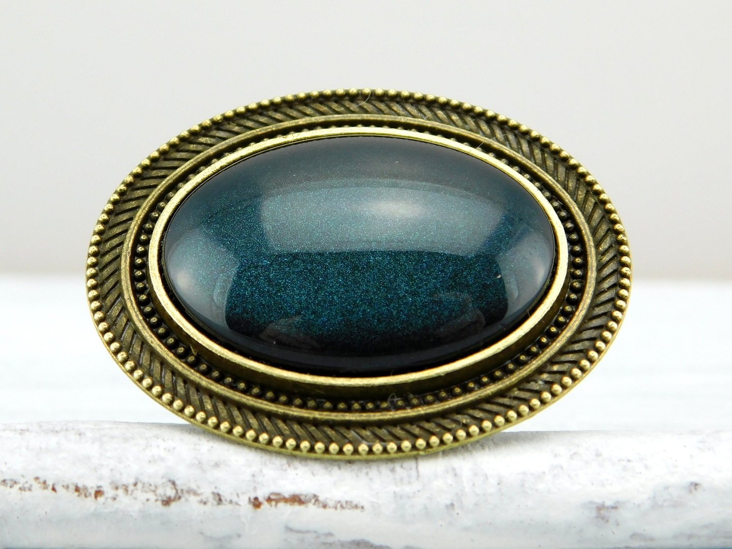 Ovaler Ring mit auffälligem Rahmen und Glasstein - Vintage Schmuckstübchen