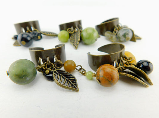 Bronzefarbener Ring mit kleinen Anhängern und Perlen